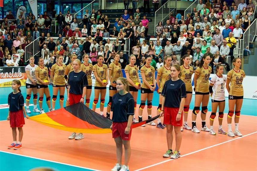Deutschland schlägt Belgien in Münster 3:1 Das deutsche Team bei der Nationalhymne in Münster.