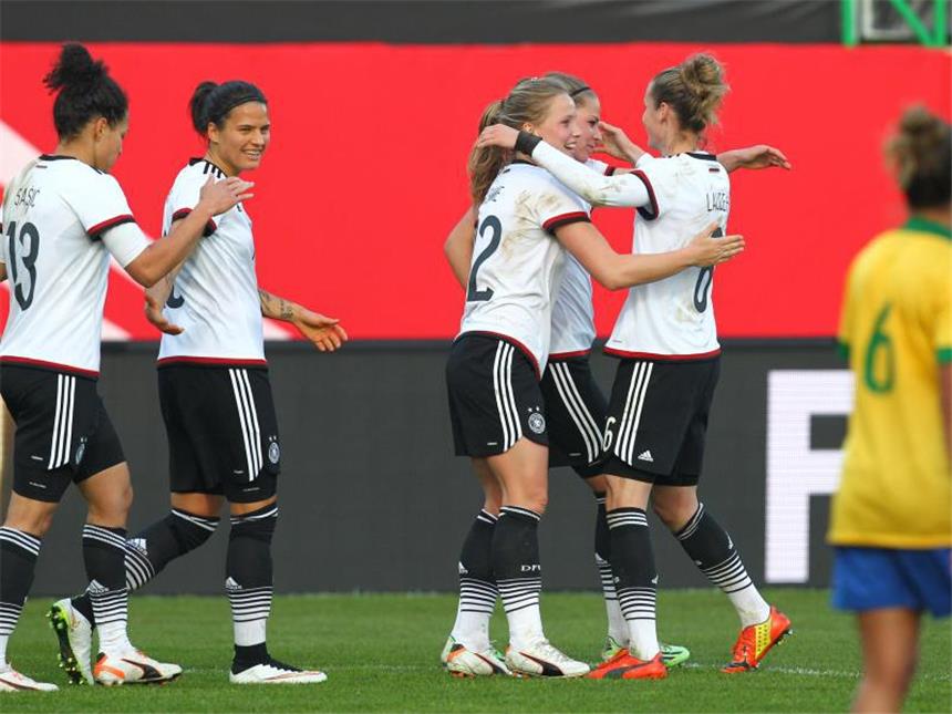 Neid sehr zufrieden: DFB-Frauen schon in WM-Form Das deutsche Team hatte allen Grund zum Jubeln. Foto: Karl-Josef Hildenbrand