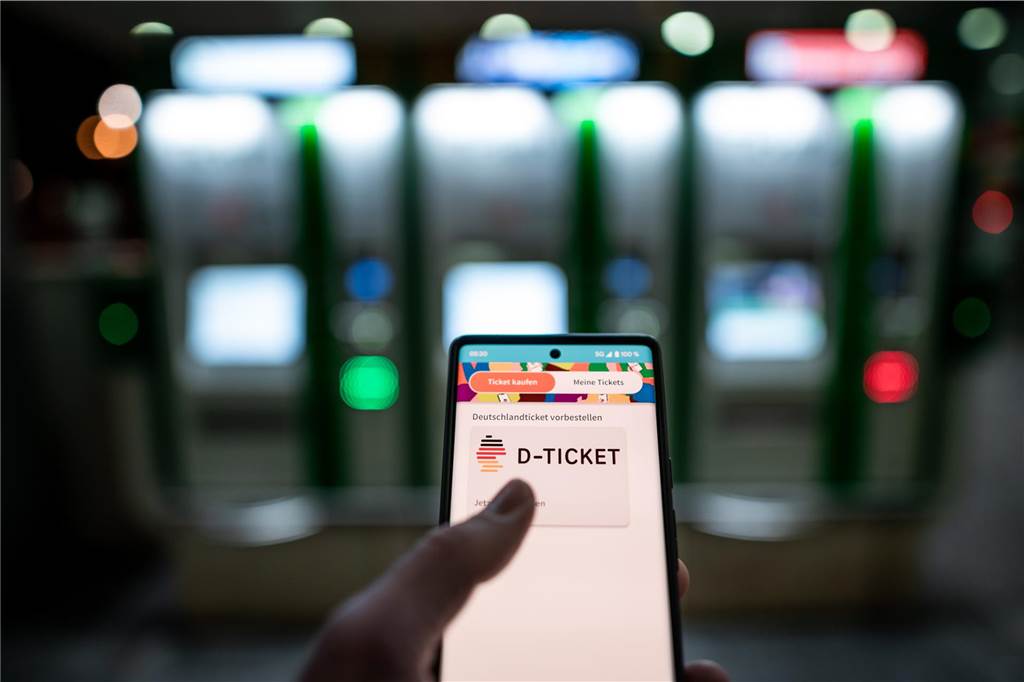 Anette Reimann will das 49-Euro-Ticket: „Kundenfreundlich ist anders“ Das Deutschland-Ticket versteht sich als digitales Angebot. Es gibt Ausnahmen. Die Hürden, rechtzeitig zu einem Print-Ticket zu kommen, sind aber hoch.