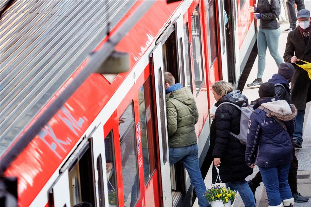 Was bringt das Deutschlandticket dem Klima?: „Zaubert keine neuen Bahnhöfe aufs Land“ Menschen steigen in eine S-Bahn
