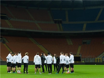 Das DFB-Team beim Abschlusstraining in Mailand. Foto: Guido Kirchner