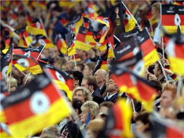 Das DFB-Team wurde 2005 in Hamburg nicht nur gefeiert, sondern nach dem 1:0 gegen China auch ausgepfiffen. Foto: Kay Nietfeld