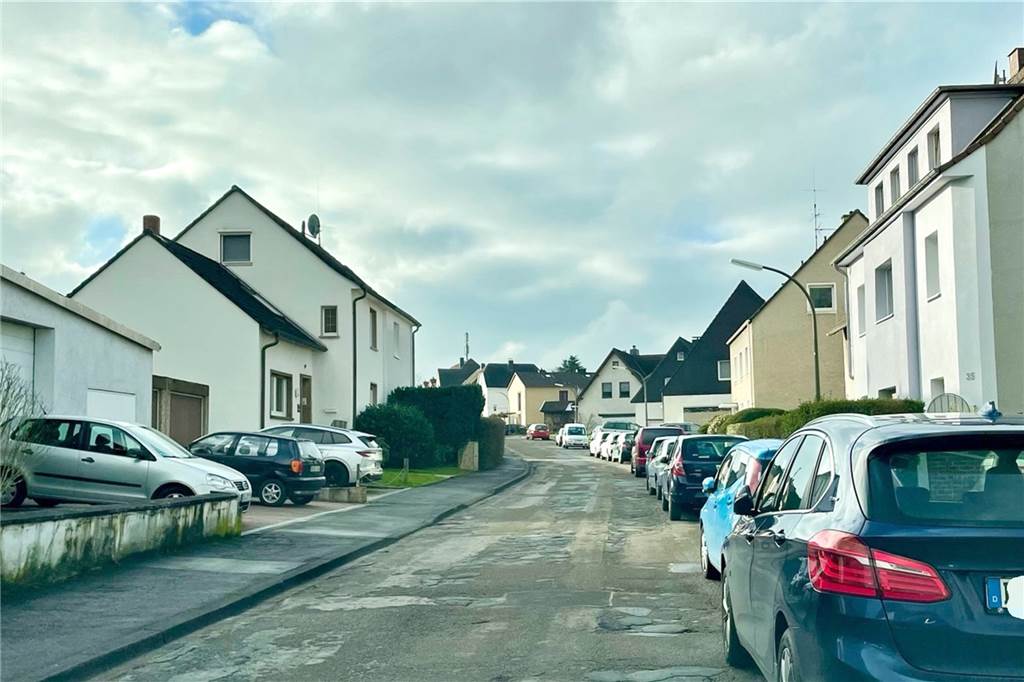 Ärger an der Busenbergstraße: Nach Knöllchen wird es eng auf der Fahrbahn Das Dilemma zeigt sich hier, wenn erst einmal Gegenverkehr kommt. Vor allem am Abend gibt es dann keine Ausweichmöglichkeiten mehr.
