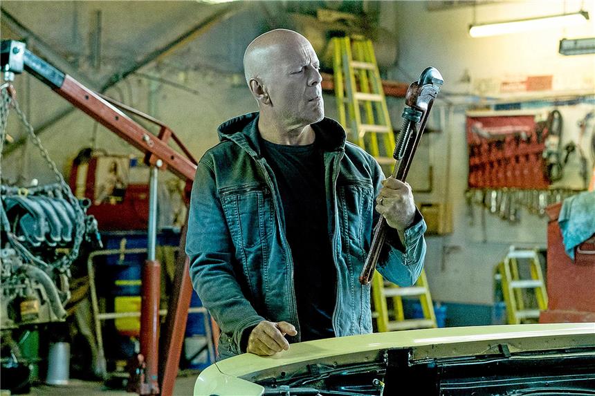Ein Rächer mit Kapuze wird zum Volkshelden Das Ding wird er jemandem über den Schädel ziehen: Bruce Willis spielt den Rächer Paul.