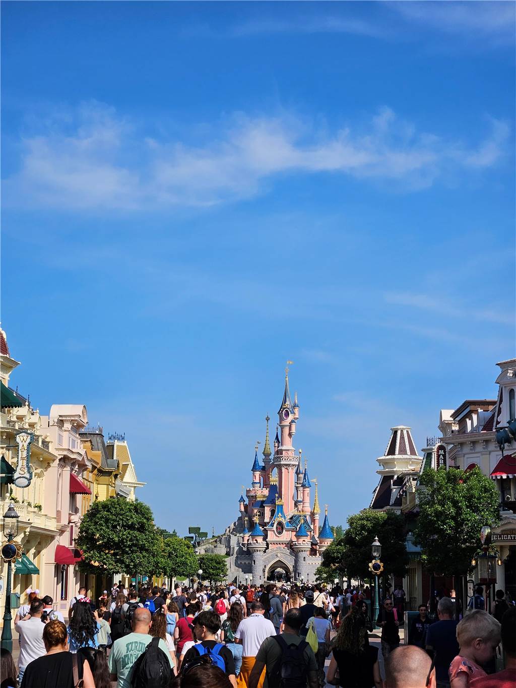 Das Disneyland in Paris ist das einzige in Europa. Auch Tim Pree hat den riesigen Freizeitpark in Frankreich besucht.