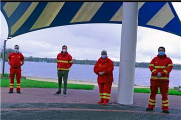 Das DLRG Team um Vorsitzende Anne Feldmann (2. v. r.) eröffnet am Seebad ein Testzentrum.