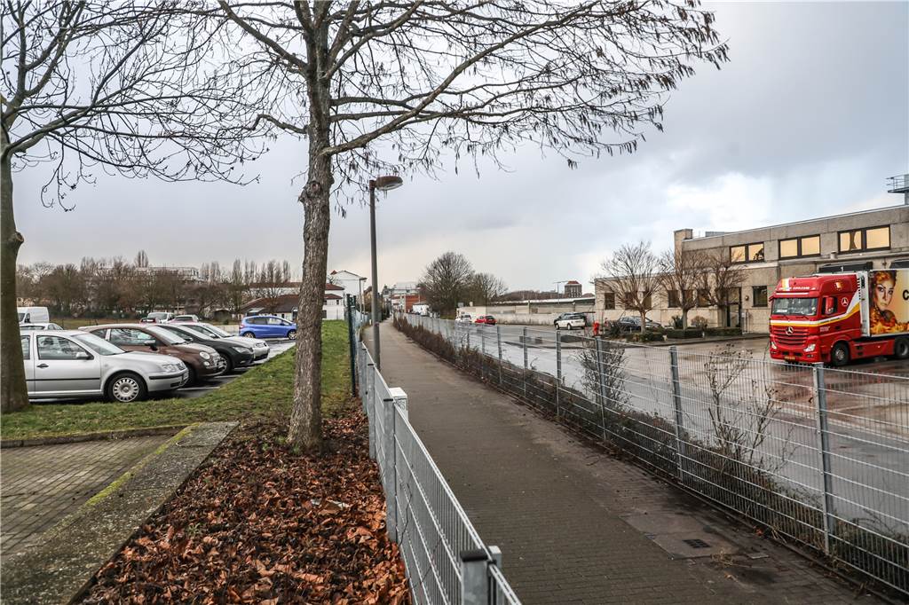 Bauen sich die Stadtwerke hier ein neues Hauptquartier? Das Doego-Gelände (rechts) gehört inzwischen DSW21 und könnte nach dem Wechsel der Rewe-Tochter zur Westfalenhütte zum Standort für das neue Verwaltungsgebäude werden.