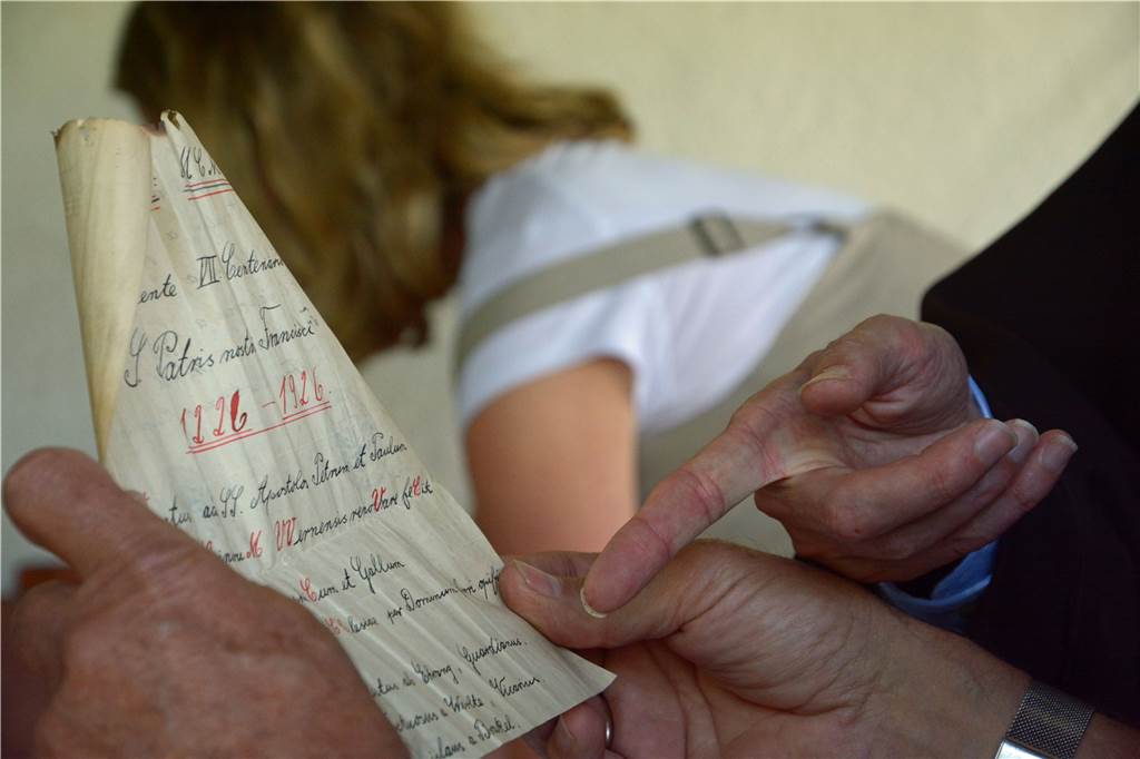 Zeitkapsel am Kapuzinerkloster wird geöffnet und bringt historische Schriften hervor Das Dokument aus dem Jahr 1926 wurde mit einem Chronogramm und Siegel versehen.