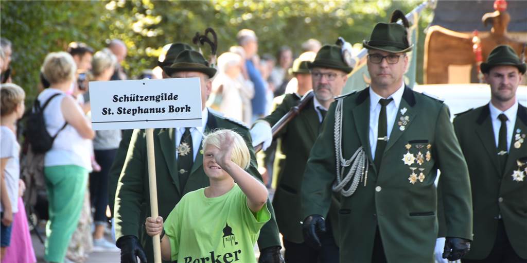 Gute Laune im Video: Der Festumzug während des Schützenfestes in Bork Das Dorf feierte mit den Borker Bürgerschützen und ihren Gästen mit.