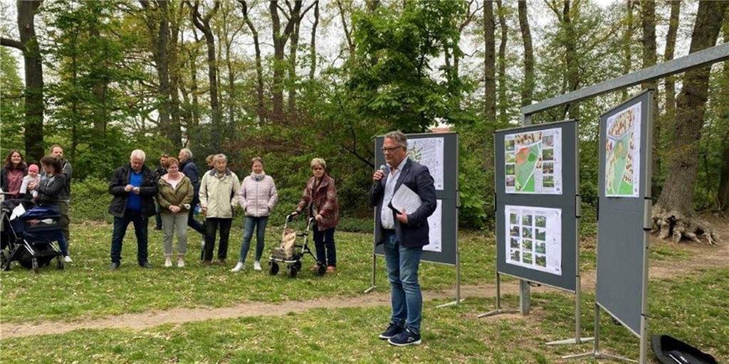 Politik bringt „Frischzellenkur“ für Dörfer in Dorsten auf den Weg Menschen auf einer Wiese