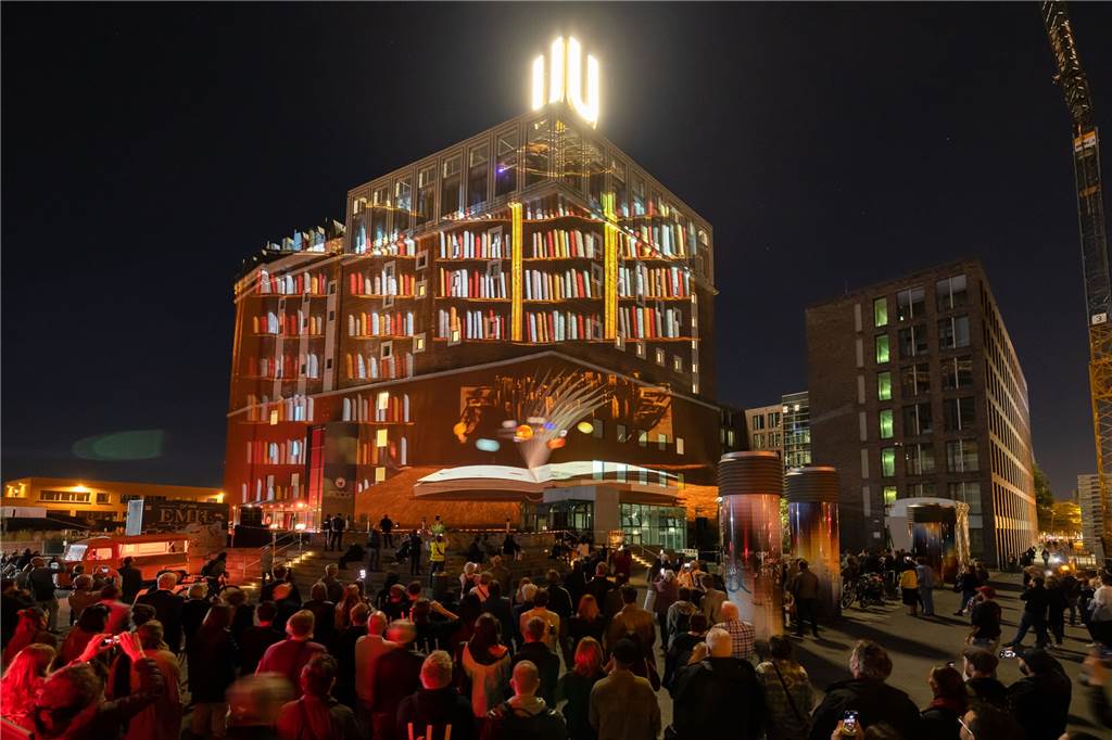 Jaqueline Hen will tausende Glühwürmchen auf Dortmund loslassen Das Dortmunder U lädt bis in die Nacht zu einem spektakulären 3D-Videomapping an der Außenfassade des U-Turms ein.