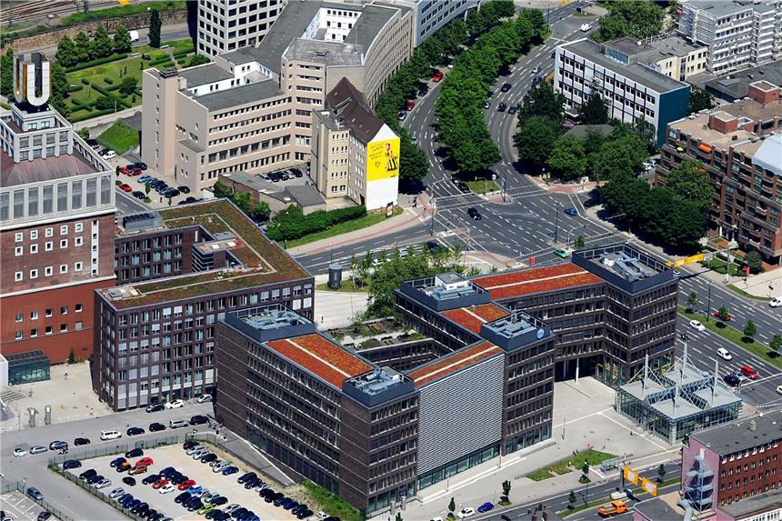 Königswall: 77-Jähriger kollidiert mit Streifenwagen im Einsatz Das Dortmunder U und der Königswall (rechts).