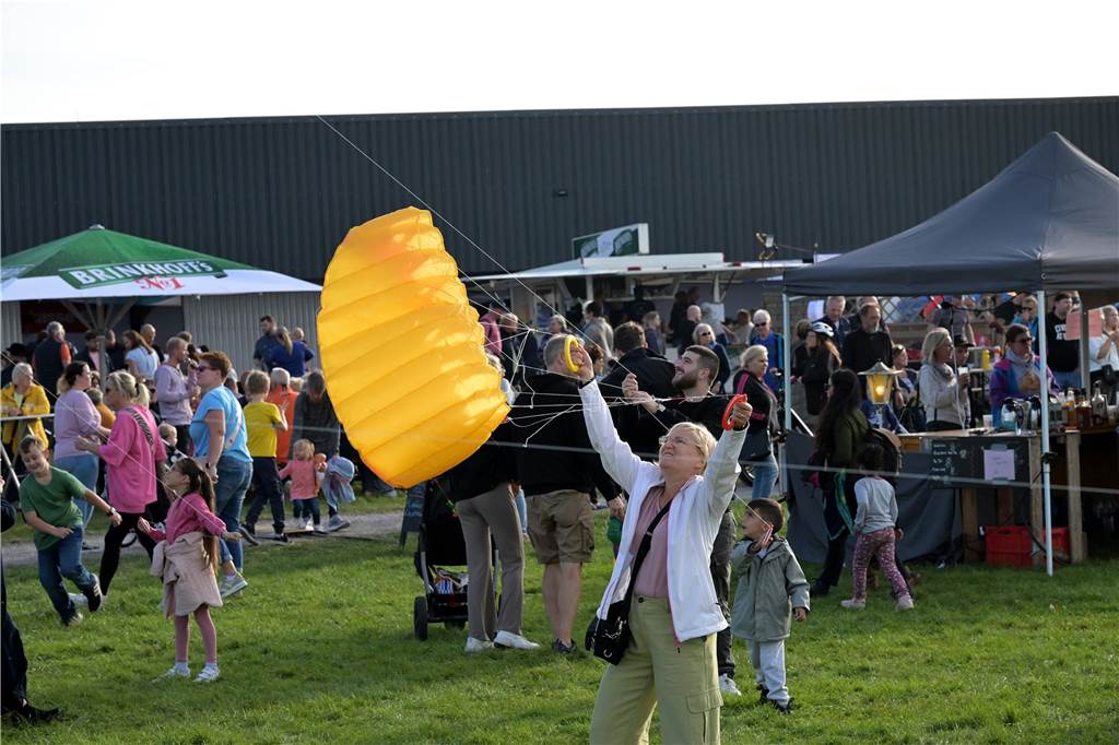 Wickie, Spongebob und Co. fliegen beim Drachenfest 2023 in Lünen: Viele Bilder vom ersten Tag Das Drachenfest lockte bei strahlendem Sonnenschein am Samstag viele Besucher mit großen und kleinen Drachen an. Wir waren mit der Kamera dabei.