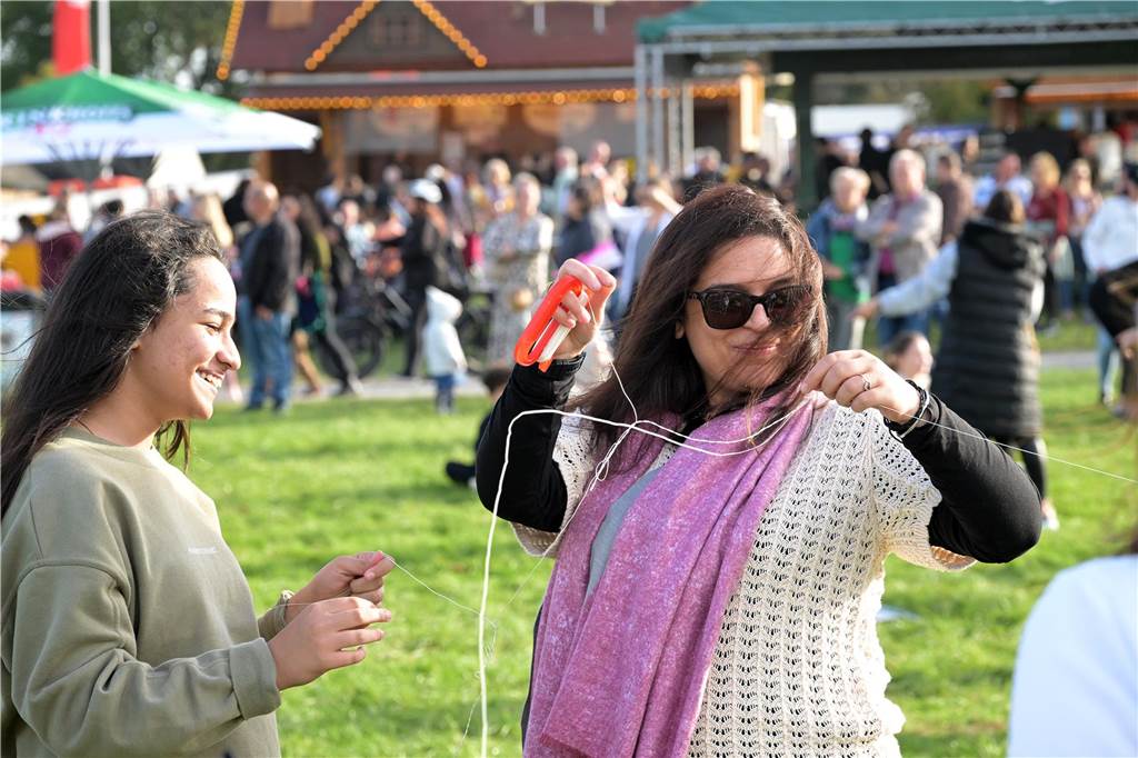 Das Drachenfest lockte bei strahlendem Sonnenschein am Samstag viele Besucher mit großen und kleinen Drachen an. Wir waren mit der Kamera dabei.