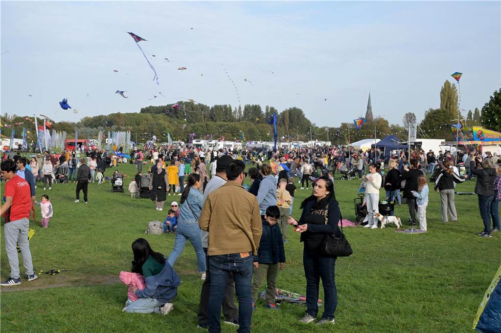Das Drachenfest lockte bei strahlendem Sonnenschein am Samstag viele Besucher mit großen und kleinen Drachen an. Wir waren mit der Kamera dabei.