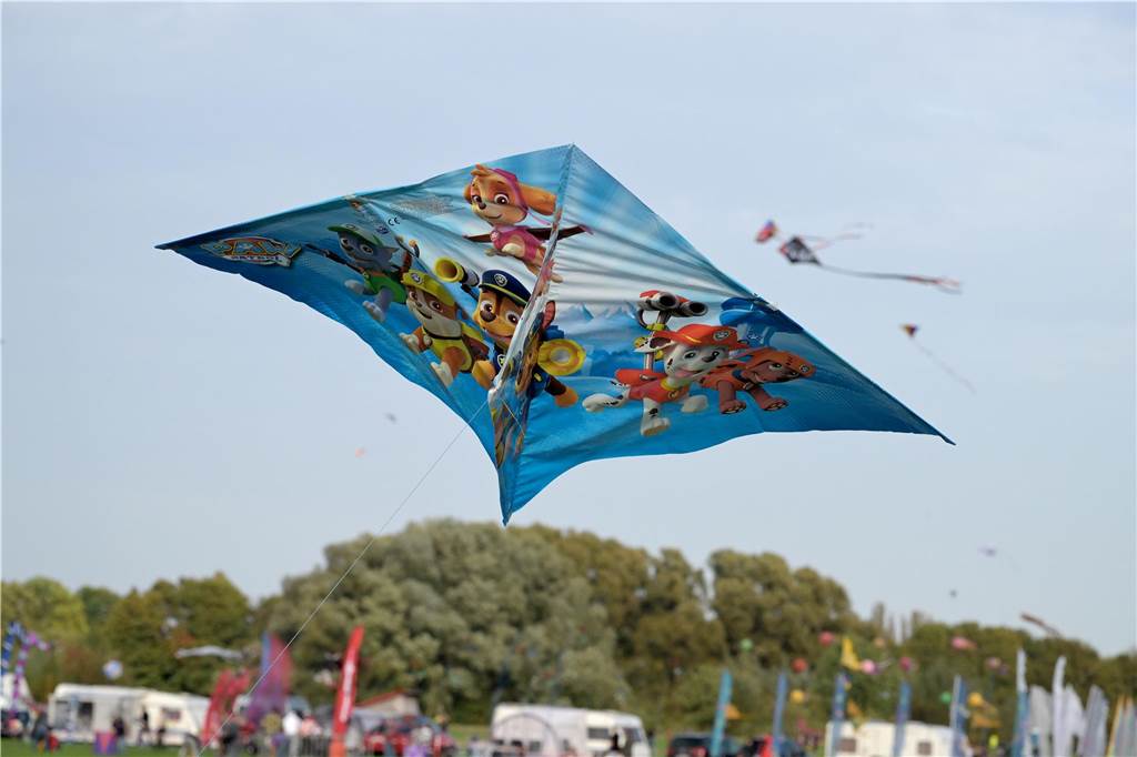 Das Drachenfest lockte bei strahlendem Sonnenschein am Samstag viele Besucher mit großen und kleinen Drachen an. Wir waren mit der Kamera dabei.