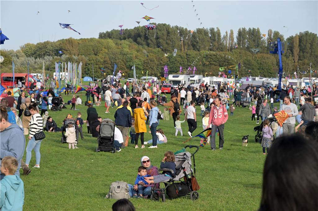 Das Drachenfest lockte bei strahlendem Sonnenschein am Samstag viele Besucher mit großen und kleinen Drachen an. Wir waren mit der Kamera dabei.