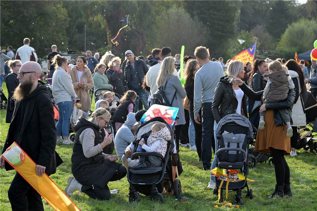 Das Drachenfest lockte bei strahlendem Sonnenschein am Samstag viele Besucher mit großen und kleinen Drachen an. Wir waren mit der Kamera dabei.