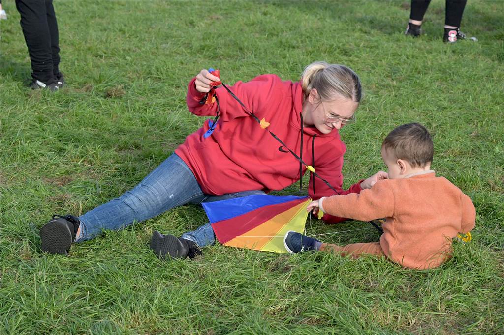 Das Drachenfest lockte bei strahlendem Sonnenschein am Samstag viele Besucher mit großen und kleinen Drachen an. Wir waren mit der Kamera dabei.