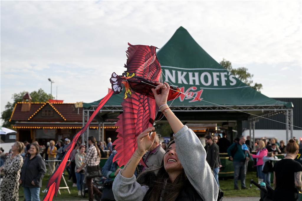 Das Drachenfest lockte bei strahlendem Sonnenschein am Samstag viele Besucher mit großen und kleinen Drachen an. Wir waren mit der Kamera dabei.