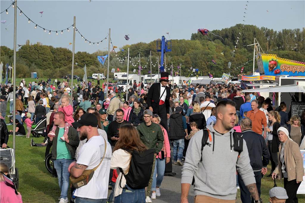 Das Drachenfest lockte bei strahlendem Sonnenschein am Samstag viele Besucher mit großen und kleinen Drachen an. Wir waren mit der Kamera dabei.