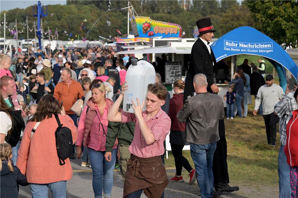 Das Drachenfest lockte bei strahlendem Sonnenschein am Samstag viele Besucher mit großen und kleinen Drachen an. Wir waren mit der Kamera dabei.