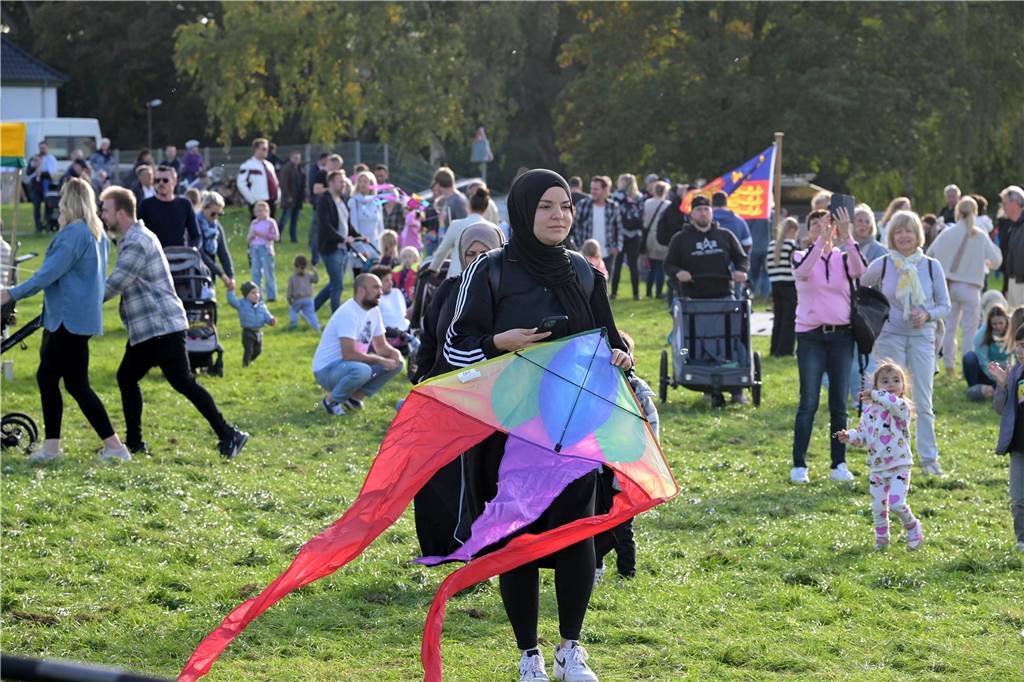 Das Drachenfest lockte bei strahlendem Sonnenschein am Samstag viele Besucher mit großen und kleinen Drachen an. Wir waren mit der Kamera dabei.