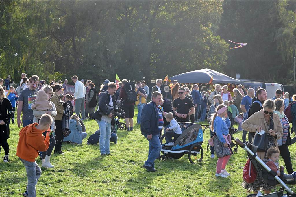Das Drachenfest lockte bei strahlendem Sonnenschein am Samstag viele Besucher mit großen und kleinen Drachen an. Wir waren mit der Kamera dabei.
