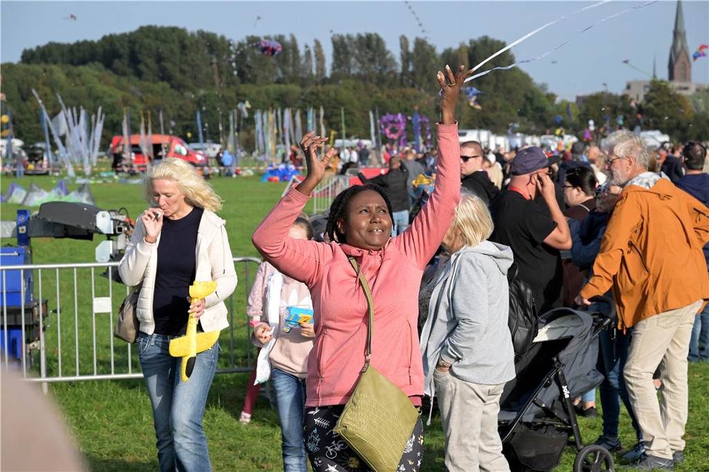 Das Drachenfest lockte bei strahlendem Sonnenschein am Samstag viele Besucher mit großen und kleinen Drachen an. Wir waren mit der Kamera dabei.