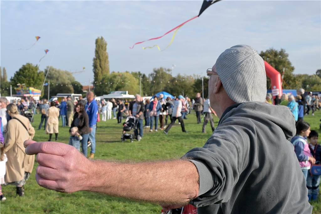 Das Drachenfest lockte bei strahlendem Sonnenschein am Samstag viele Besucher mit großen und kleinen Drachen an. Wir waren mit der Kamera dabei.