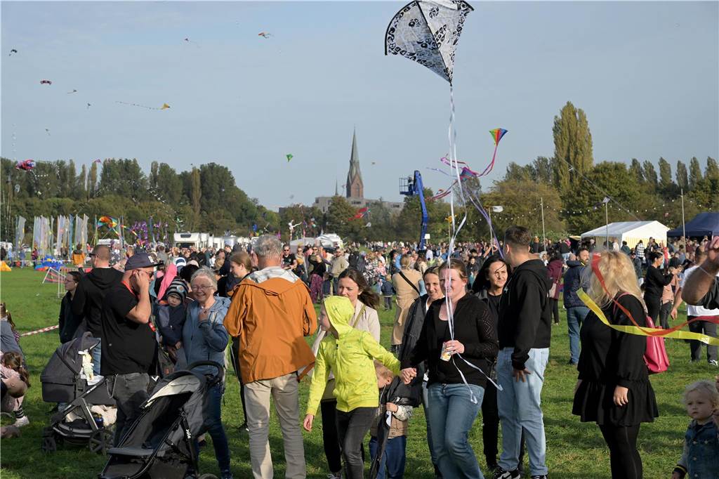 Das Drachenfest lockte bei strahlendem Sonnenschein am Samstag viele Besucher mit großen und kleinen Drachen an. Wir waren mit der Kamera dabei.