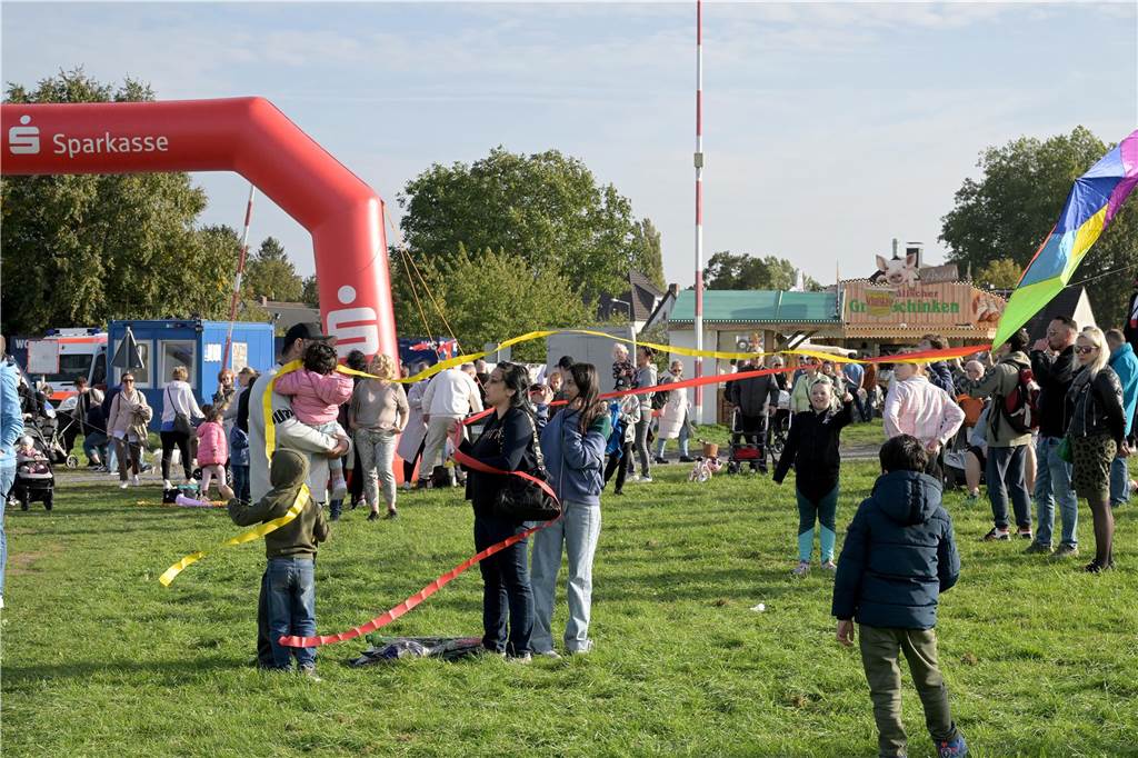 Das Drachenfest lockte bei strahlendem Sonnenschein am Samstag viele Besucher mit großen und kleinen Drachen an. Wir waren mit der Kamera dabei.