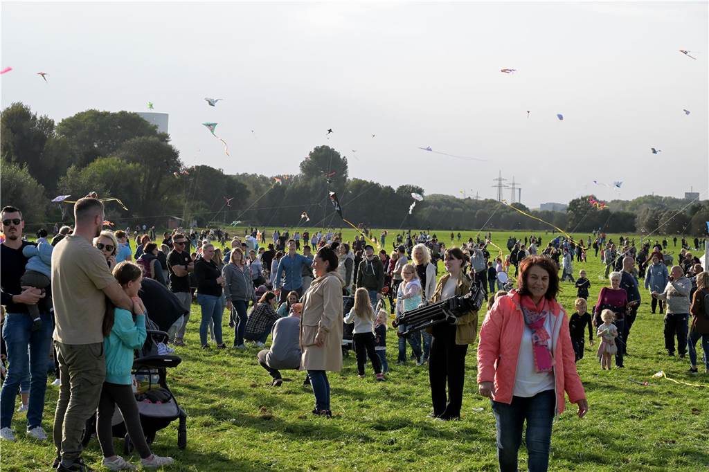 Das Drachenfest lockte bei strahlendem Sonnenschein am Samstag viele Besucher mit großen und kleinen Drachen an. Wir waren mit der Kamera dabei.