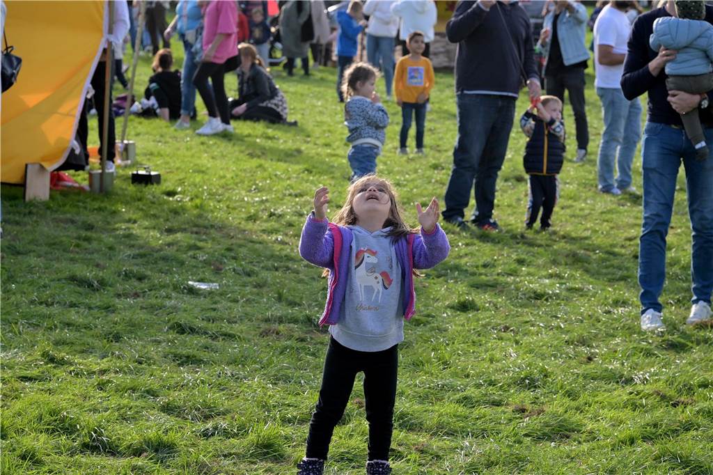 Das Drachenfest lockte bei strahlendem Sonnenschein am Samstag viele Besucher mit großen und kleinen Drachen an. Wir waren mit der Kamera dabei.