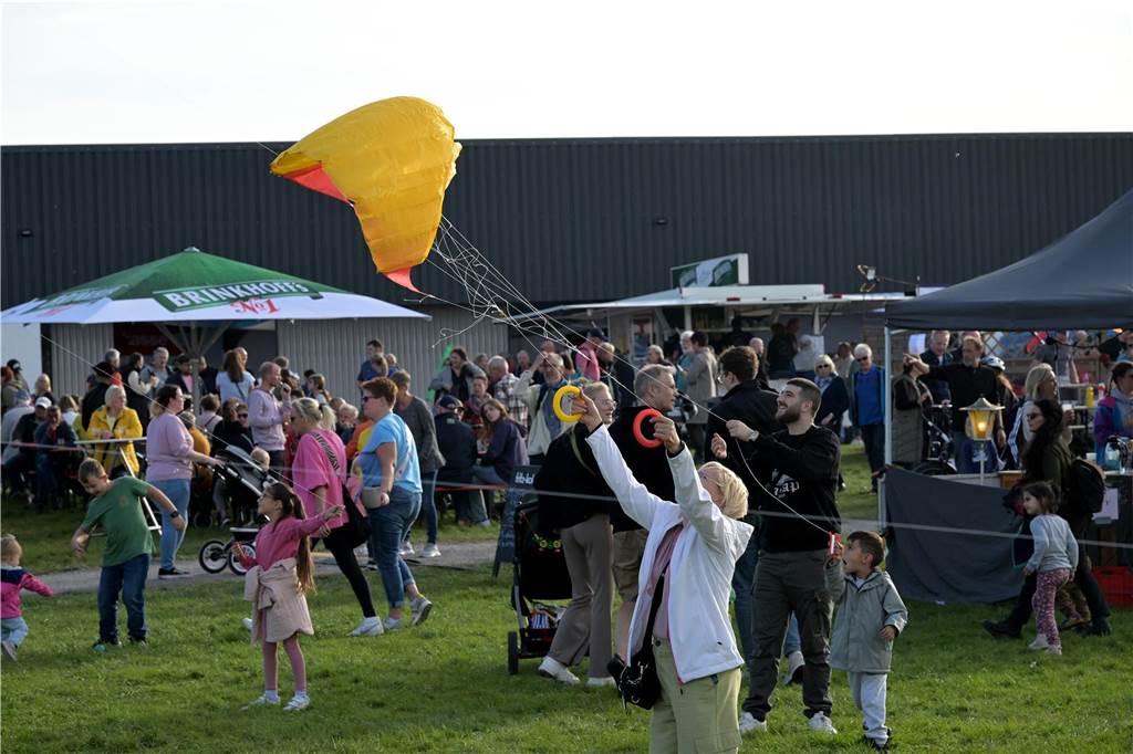 Das Drachenfest lockte bei strahlendem Sonnenschein am Samstag viele Besucher mit großen und kleinen Drachen an. Wir waren mit der Kamera dabei.