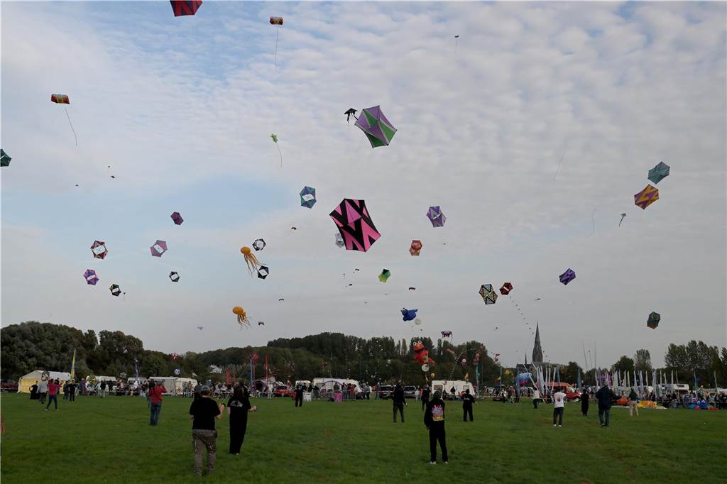 Das Drachenfest lockte bei strahlendem Sonnenschein am Samstag viele Besucher mit großen und kleinen Drachen an. Wir waren mit der Kamera dabei.