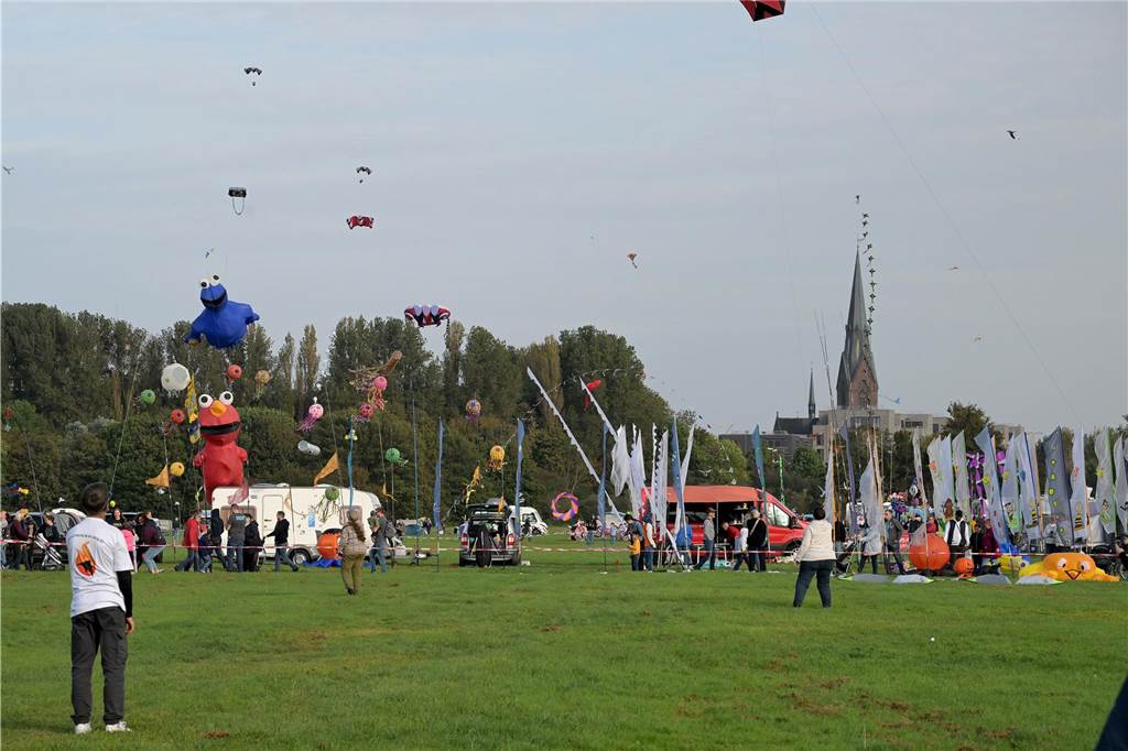 Das Drachenfest lockte bei strahlendem Sonnenschein am Samstag viele Besucher mit großen und kleinen Drachen an. Wir waren mit der Kamera dabei.
