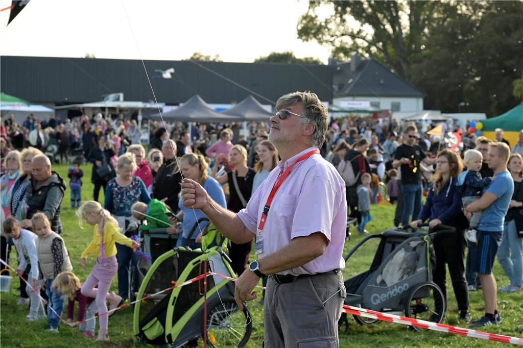 Das Drachenfest lockte bei strahlendem Sonnenschein am Samstag viele Besucher mit großen und kleinen Drachen an. Wir waren mit der Kamera dabei.