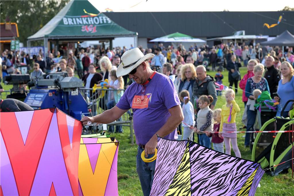Das Drachenfest lockte bei strahlendem Sonnenschein am Samstag viele Besucher mit großen und kleinen Drachen an. Wir waren mit der Kamera dabei.