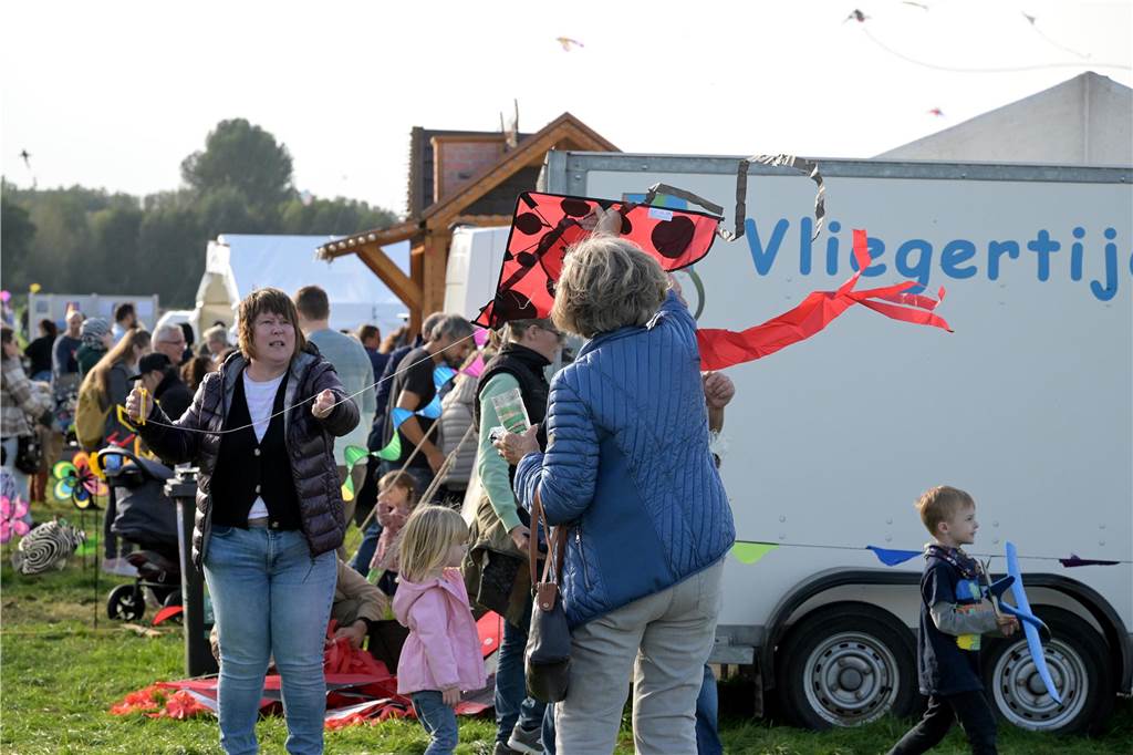 Das Drachenfest lockte bei strahlendem Sonnenschein am Samstag viele Besucher mit großen und kleinen Drachen an. Wir waren mit der Kamera dabei.