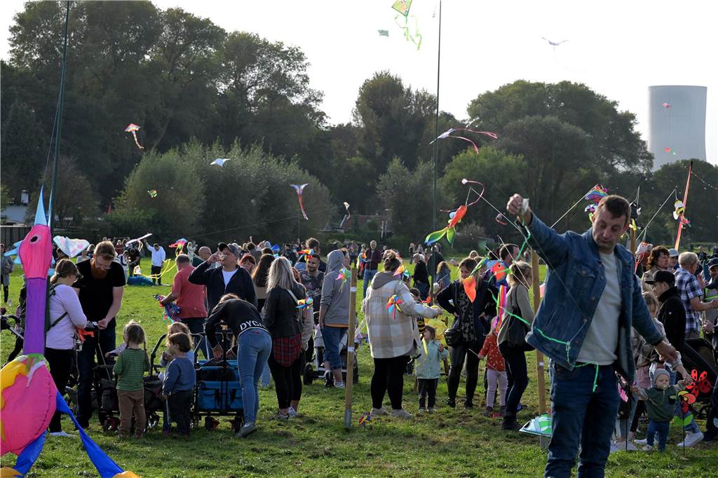 Das Drachenfest lockte bei strahlendem Sonnenschein am Samstag viele Besucher mit großen und kleinen Drachen an. Wir waren mit der Kamera dabei.