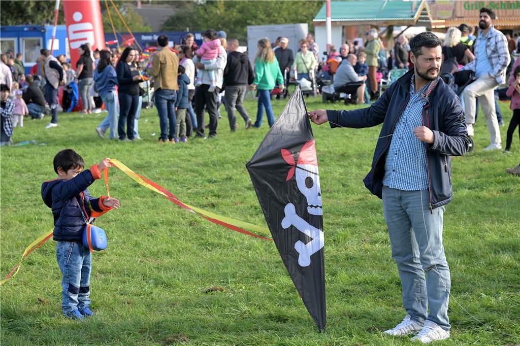 Das Drachenfest lockte bei strahlendem Sonnenschein am Samstag viele Besucher mit großen und kleinen Drachen an. Wir waren mit der Kamera dabei.
