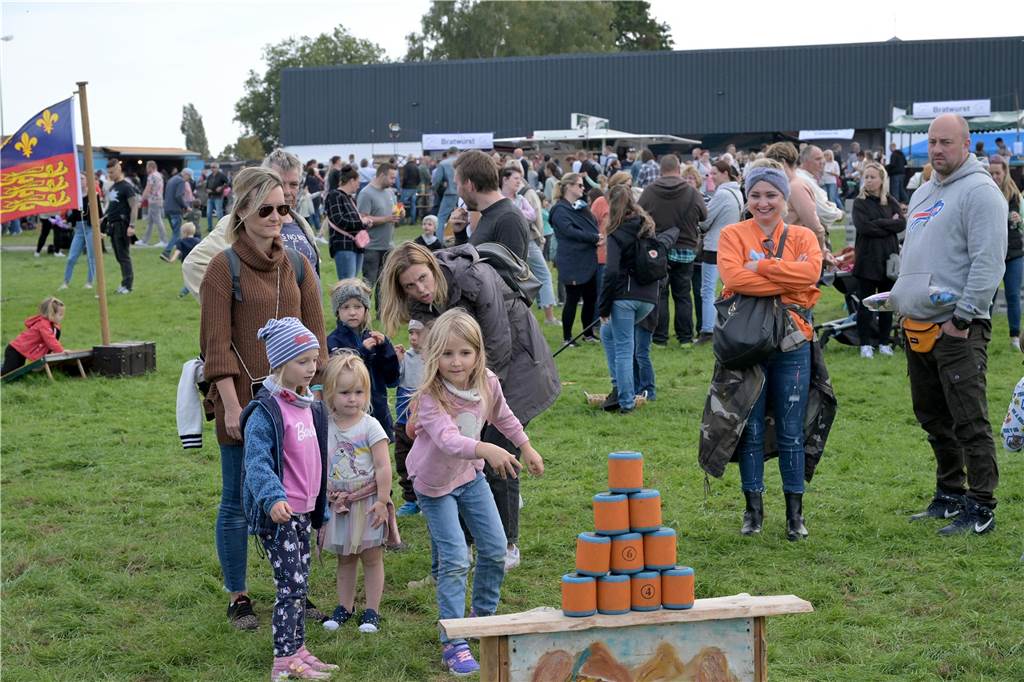 Das Drachenfest lockte bei strahlendem Sonnenschein am Samstag viele Besucher mit großen und kleinen Drachen an. Wir waren mit der Kamera dabei.
