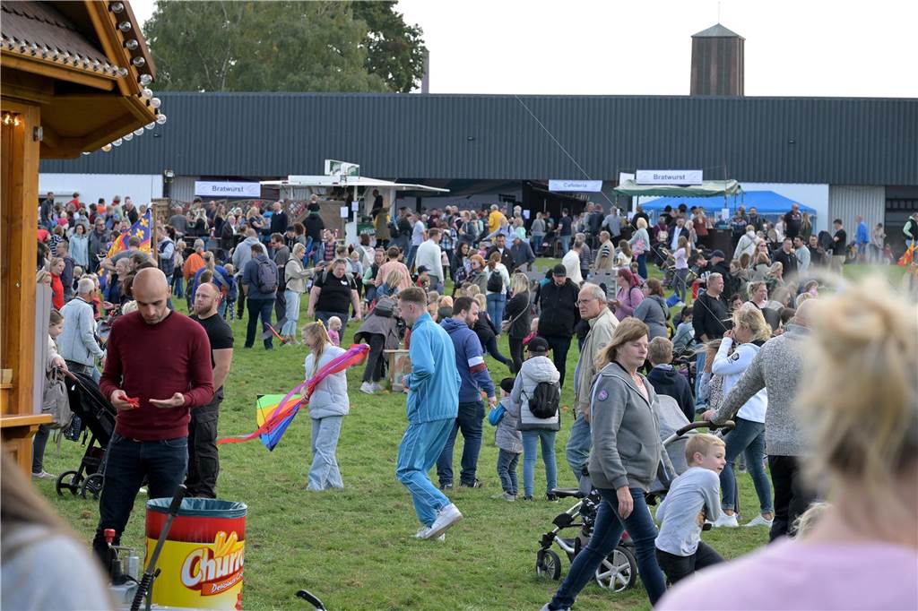 Das Drachenfest lockte bei strahlendem Sonnenschein am Samstag viele Besucher mit großen und kleinen Drachen an. Wir waren mit der Kamera dabei.