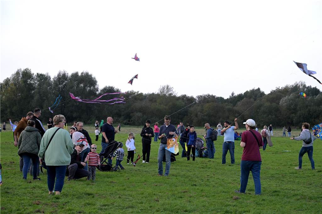 Das Drachenfest lockte bei strahlendem Sonnenschein am Samstag viele Besucher mit großen und kleinen Drachen an. Wir waren mit der Kamera dabei.