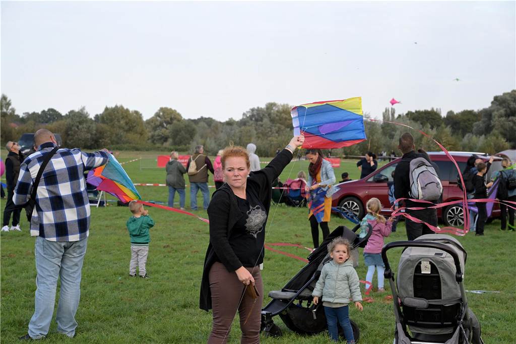 Das Drachenfest lockte bei strahlendem Sonnenschein am Samstag viele Besucher mit großen und kleinen Drachen an. Wir waren mit der Kamera dabei.