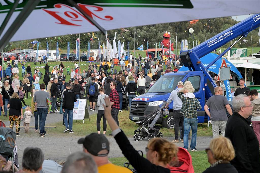 Das Drachenfest lockte bei strahlendem Sonnenschein am Samstag viele Besucher mit großen und kleinen Drachen an. Wir waren mit der Kamera dabei.