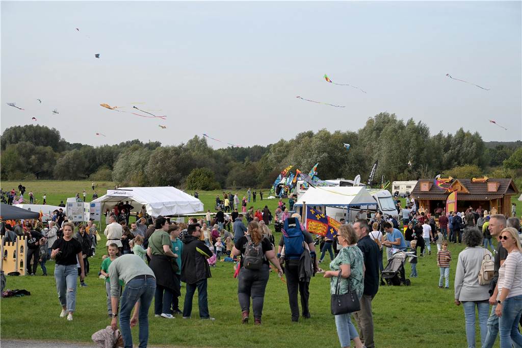 Das Drachenfest lockte bei strahlendem Sonnenschein am Samstag viele Besucher mit großen und kleinen Drachen an. Wir waren mit der Kamera dabei.