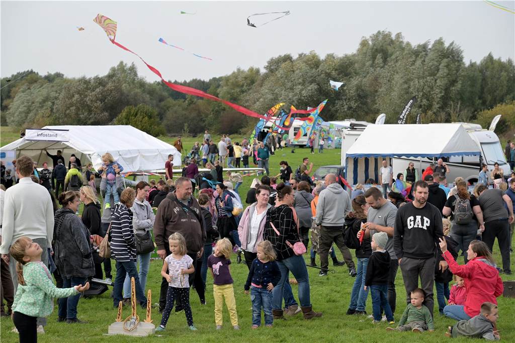 Das Drachenfest lockte bei strahlendem Sonnenschein am Samstag viele Besucher mit großen und kleinen Drachen an. Wir waren mit der Kamera dabei.