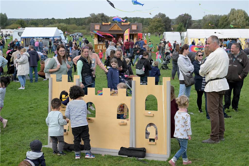 Das Drachenfest lockte bei strahlendem Sonnenschein am Samstag viele Besucher mit großen und kleinen Drachen an. Wir waren mit der Kamera dabei.